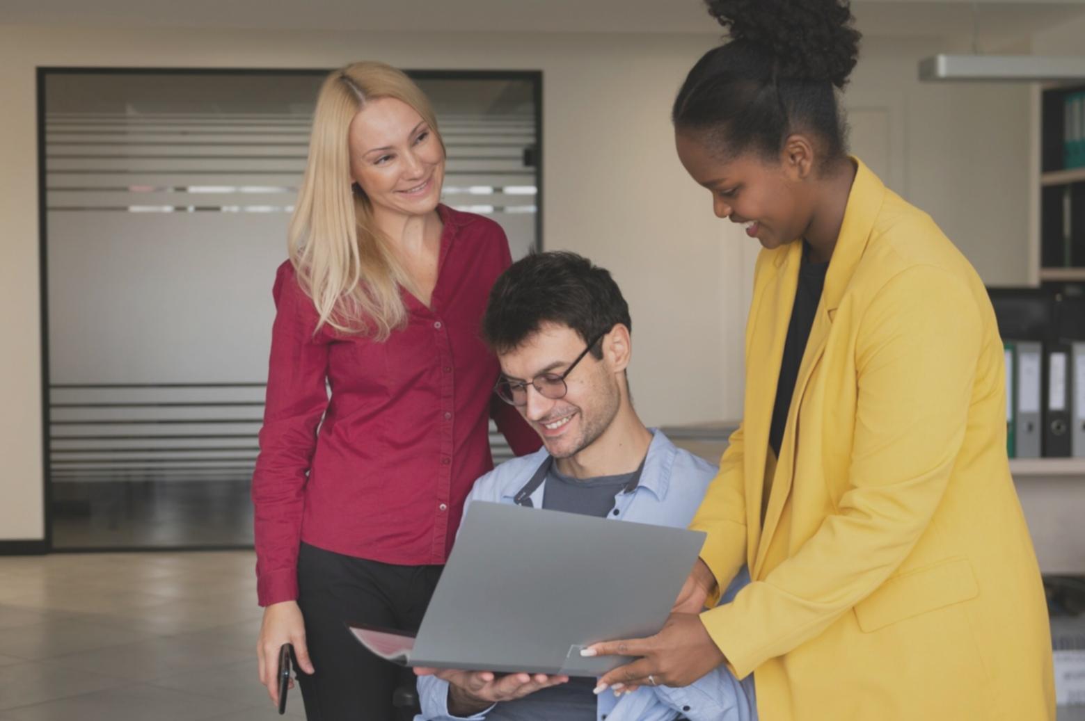 Seorang profesional yang sedang menganalisis data keuangan di layar komputer dengan grafik dan tabel, menggambarkan proses interpretasi data yang mendalam